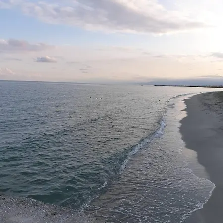 M & M Red Luxury Paralía