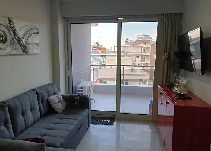 M & M Red Luxury Paralía