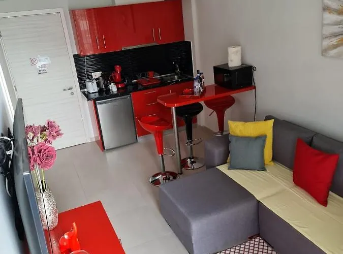 M & M Red Luxury Paralía